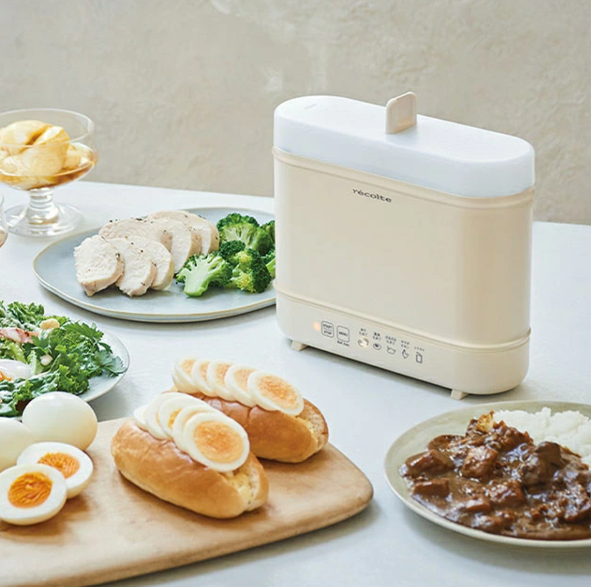 レコルト エッグ＆ボイルクッカーは、ゆでたまご・温泉たまご・レトルトの湯せんを自動でおまかせ。